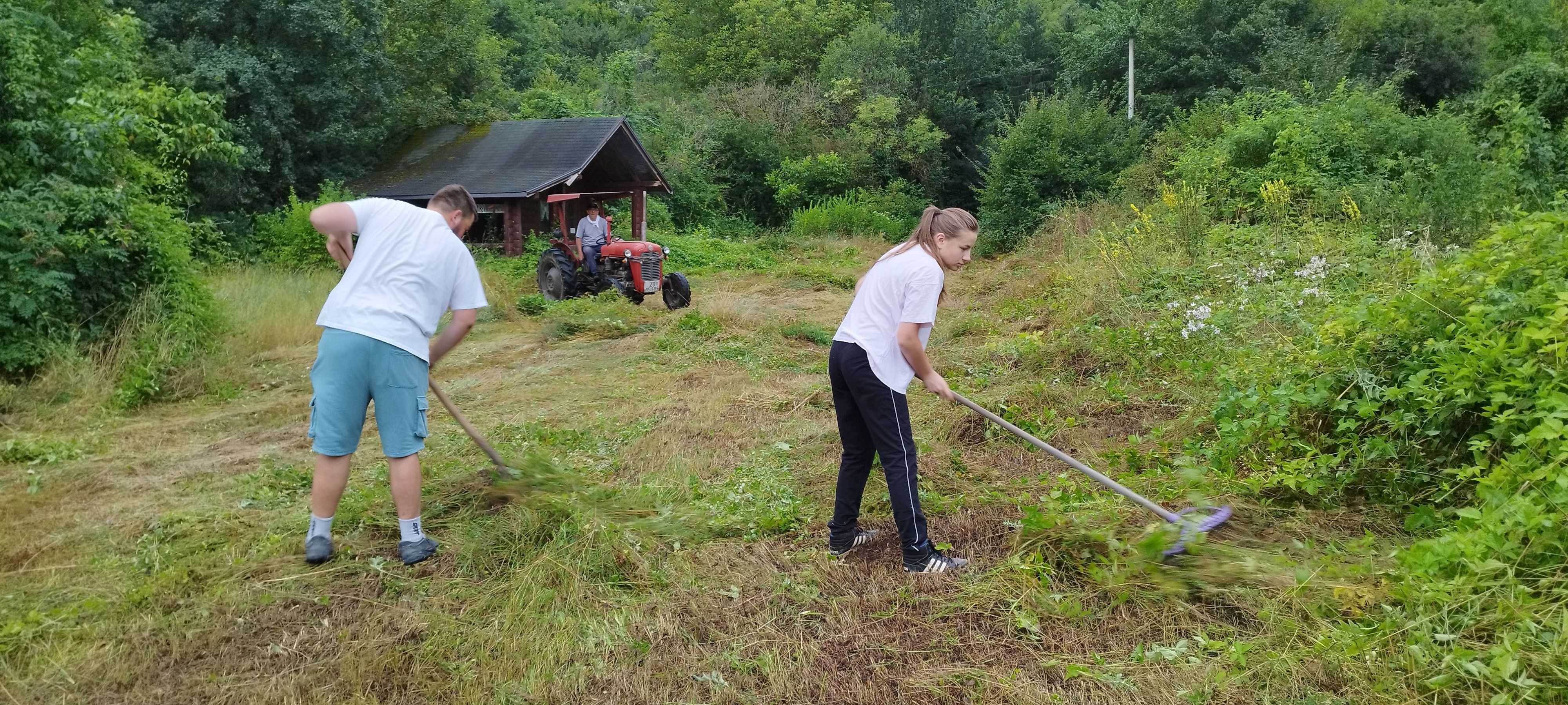 Volonterska akcija sređivanja suvenirnice na izvoru Une